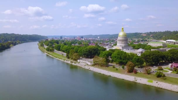 Antenne Des Hauptstadtgebäudes Charleston West Virginia Mit Stadthintergrund — Stockvideo