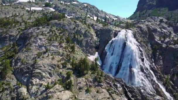 カリフォルニア州ヨセミテ国立公園近くの荒れ狂う滝の上の美しい空中 — ストック動画