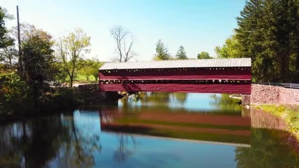 ペンシルベニア州ゲティスバーグ近くのかなり歴史的な赤い屋根付きの橋の上の空中 — ストック動画