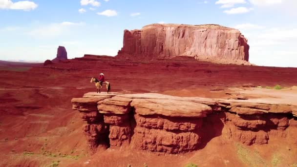 Aéreo Notável Sobre Cowboy Cavalo Com Vista Para Monument Valley — Vídeo de Stock