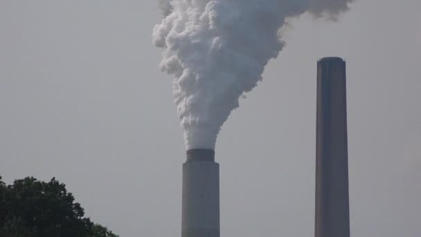 Las Chimeneas Industriales Eructan Contaminación Atmósfera Liberando Gases Efecto Invernadero — Vídeos de Stock