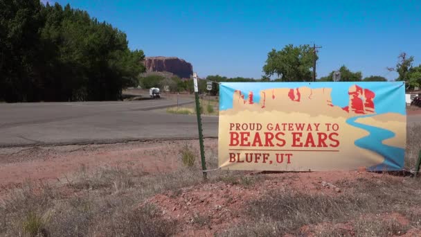 Een Bord Langs Weg Verwelkomt Bezoekers Aan Bears Ears National — Stockvideo