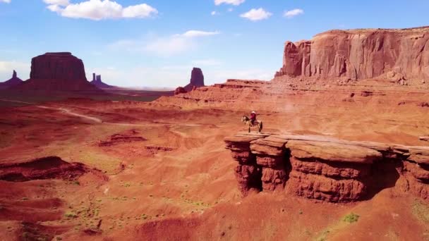 Excelente Aéreo Sobre Cowboy Caballo Con Vistas Valle Del Monumento — Vídeos de Stock