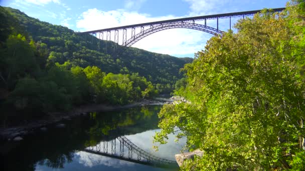 Angolo Basso Che Stabilisce Tiro Del New River Gorge Bridge — Video Stock