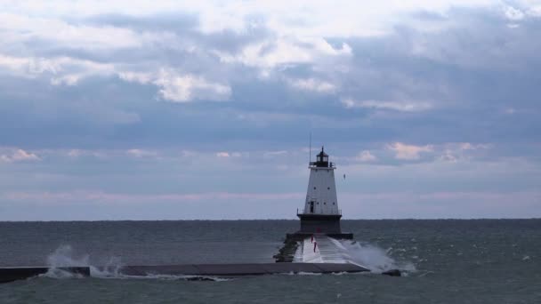 Faro Encuentra Lago Michigan Cerca Ludington Michigan — Vídeos de Stock