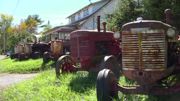 Staré Vinobraní Traktory Sedět Předním Dvoře Domu Venkovské Oblasti — Stock video