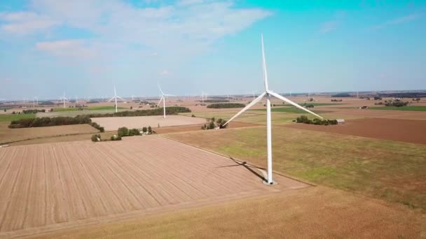 Aérien Dessus Une Éolienne Produisant Électricité Alternative Dans Michigan Rural — Video