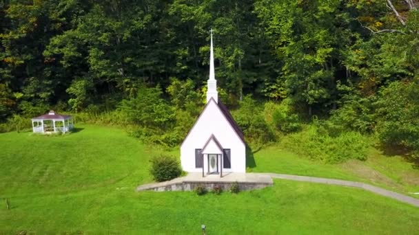 Flyg Över Romantisk Och Vacker Liten Kyrka Den Amerikanska Vildmarken — Stockvideo