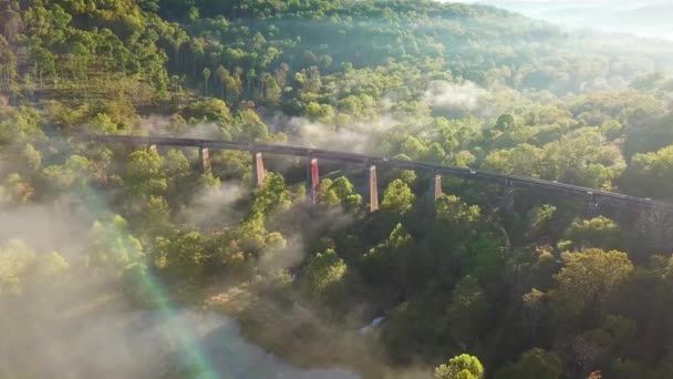 Hermosa Antena Aérea Sobre Una Lucha Ferroviaria Acero Niebla Las — Vídeos de Stock