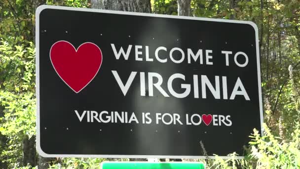 Una Señal Tráfico Bienvenida Los Visitantes Virginia Que Para Los — Vídeo de stock