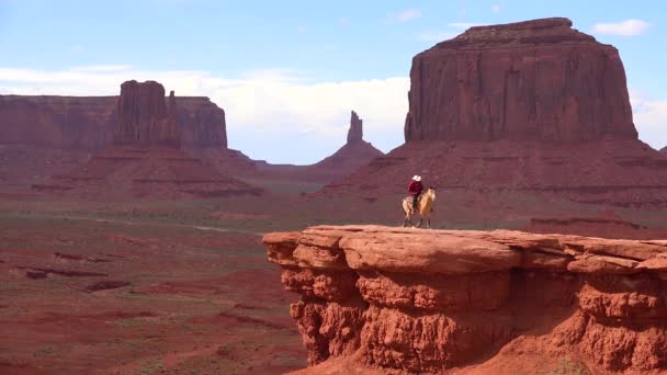 Een Cowboy Zit Een Paard Een Klif Monument Valley Utah — Stockvideo