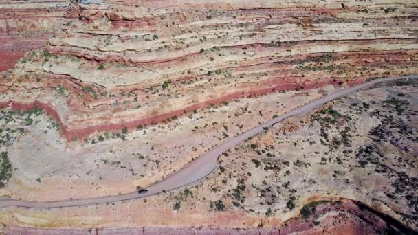 在新墨西哥州Moki Dugway的危险山路上 空中就像一辆汽车行驶在西南沙漠中 — 图库视频影像