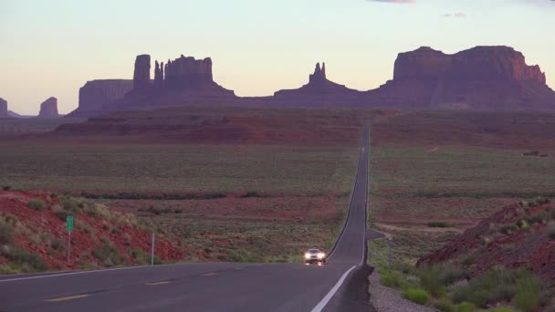 Carros Dirigem Uma Estrada Perto Parque Tribal Monument Valley Navajo — Vídeo de Stock