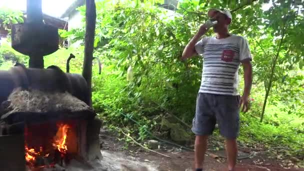 Mosquetón Sopla Alcohol Casero Incendio Causando Una Explosión Llamas — Vídeo de stock