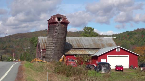 Vermont Kırsal Bir Yol Boyunca Kırmızı Bir Ahırın Yanında Eski — Stok video
