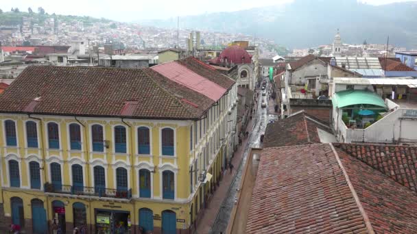 Zřízení Výstřel Přes Střechy Quito Ekvádor Rušnými Ulicemi Chodci — Stock video