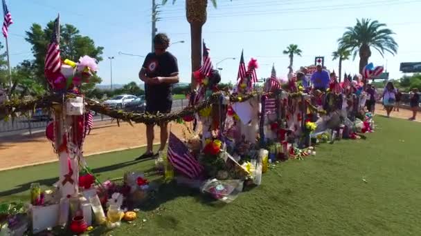 2017 Thousands Candles Signs Form Makeshift Memorial Base Welcome Las — Stock Video