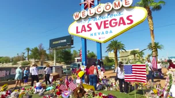 2017 Gyertyák Táblák Ezrei Alkotnak Rögtönzött Emlékművet Welcome Las Vegas — Stock videók