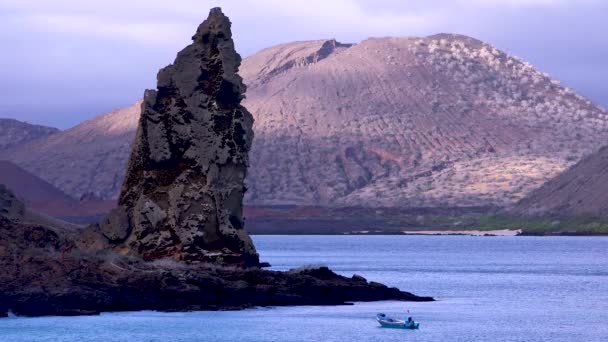 Pinnacle Rock Sopečný Tufový Kužel Mezníkem Galapágách — Stock video