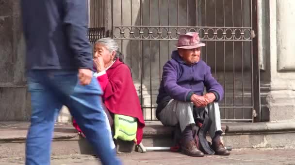Пожилая Пара Сидит Улице Кито Наблюдая Прохожими — стоковое видео