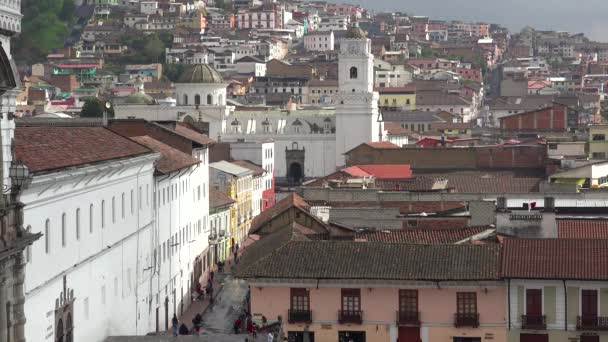 Szép Kis Felvétel Quitóról Ecuadorról San Francisco Templommal Kolostori Előtérrel — Stock videók