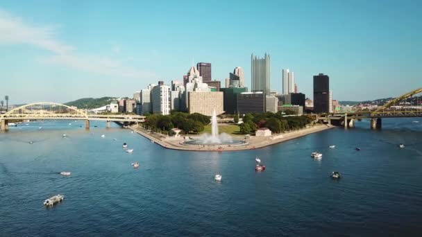 从莫农加希拉河到宾夕法尼亚州匹兹堡市中心天际线的美丽的空中 — 图库视频影像