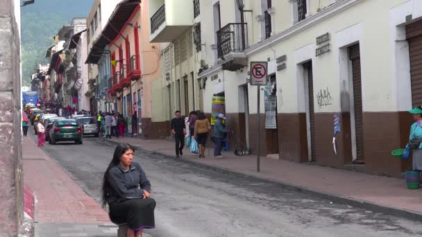 Una Mujer Sienta Las Calles Quito Ecuador Medida Que Pasa — Vídeos de Stock