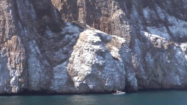 Etablera Skott Klippformation Galapagosöarna Ecuador Från Båt — Stockvideo