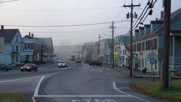 Eine Kleine Stadt Neuengland Nebel — Stockvideo