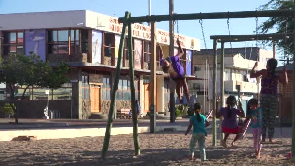 Des Enfants Jouent Sur Une Aire Jeux Port Puerto Baquerizo — Video