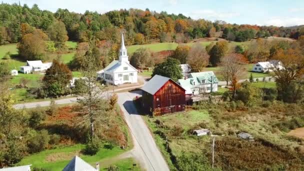 バーモント州の魅力的な小さな村のシーンの上空に教会 農場があります — ストック動画