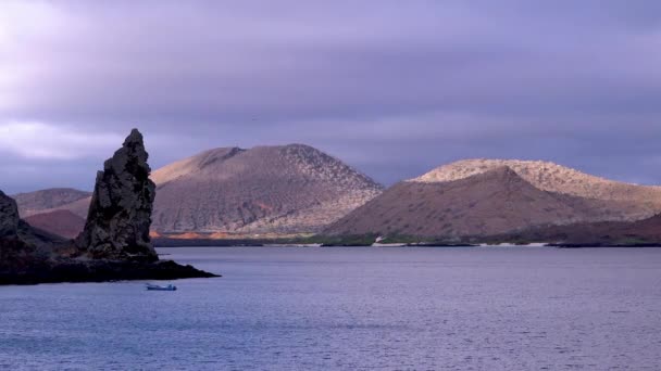 Pinnacle Rock Een Vulkanische Tufsteen Een Mijlpaal Galapagos Eilanden — Stockvideo