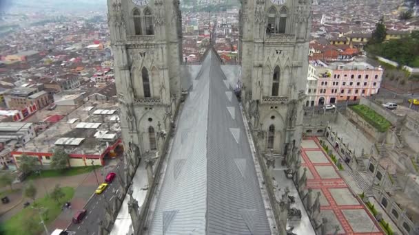 Dachterrassenaufnahme Der Basicala Del Voto Nacional Quito Ecuador Mit Stadthintergrund — Stockvideo