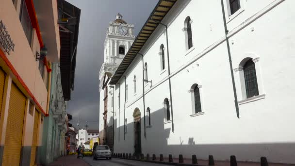 汽车在厄瓜多尔基多的老街上行驶 — 图库视频影像