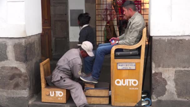 Ένας Άντρας Γυαλίζει Παπούτσια Στους Δρόμους Του Κίτο Στο Εκουαδόρ — Αρχείο Βίντεο