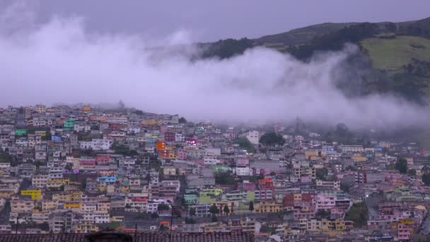 Moln Driver Över Hustaken Och Sluttningarna Quito Ecuador — Stockvideo
