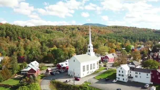 Una Bella Antenna Sopra Stowe Vermont Cattura Perfettamente Piccola Città — Video Stock