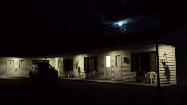 Встановлення Придорожнього Мотелю Під Повним Місяцем Вночі — стокове відео