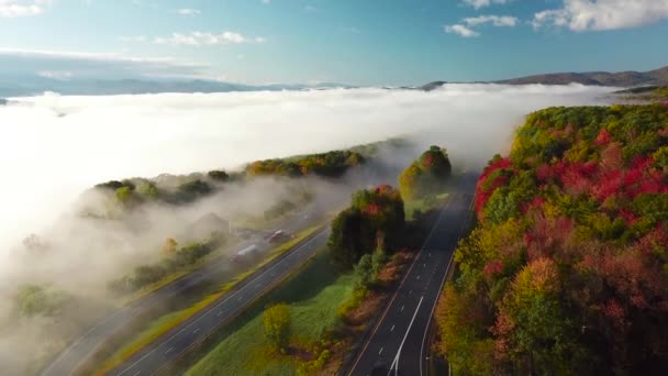 Hermosa Antena Sobre Una Carretera Través Niebla Otoño Nueva Inglaterra — Vídeo de stock