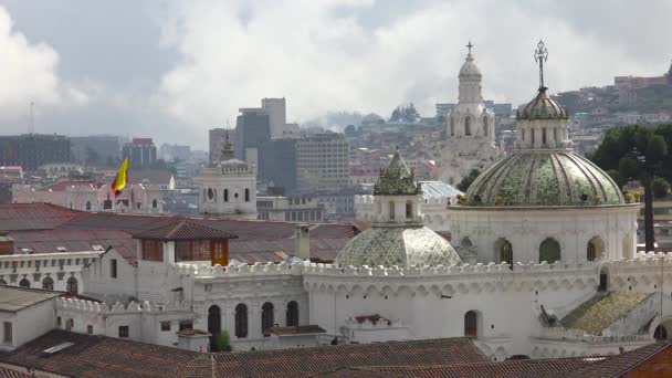 Etablierung Über Den Dächern Von Quito Ecuador Mit Kirchen Und — Stockvideo
