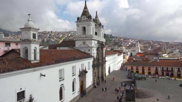 Szép Kis Felvétel Quitóról Ecuadorról San Francisco Templommal Kolostori Előtérrel — Stock videók