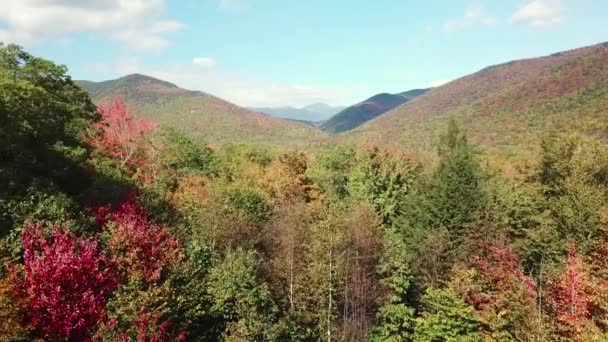 Antenn Över New Hampshire Skogar Och Vita Bergen Med Avlägsen — Stockvideo