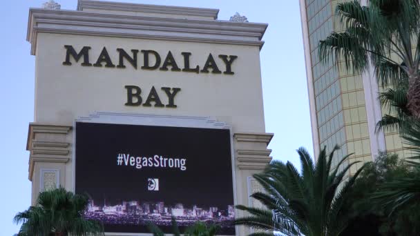 2017 Bord Buiten Mandalay Bay Hotel Eert Slachtoffers Slechtste Massashoot — Stockvideo