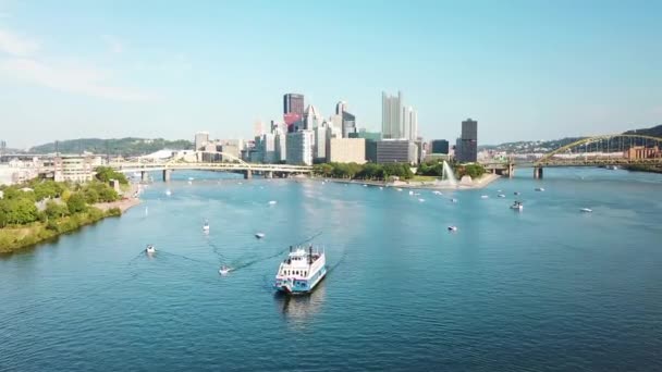 Antenn Över Paddel Turist Båt Monongahela Floden Över Pittsburgh Pennsylvania — Stockvideo