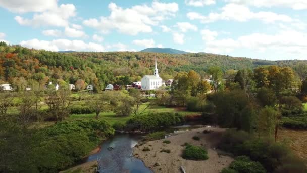 Uma Bela Antena Sobre Stowe Vermont Captura Perfeitamente Pequena Cidade — Vídeo de Stock