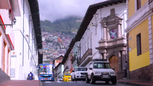 Otobüsler Arabalar Quito Ekvador Eski Sokaklarında Seyahat Ederler — Stok video