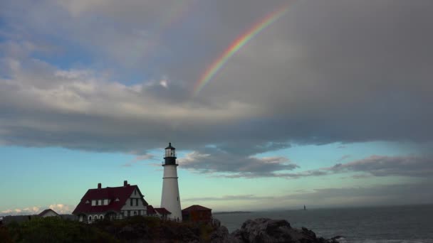 Niesamowite Ujęcie Latarni Morskiej Portland Head Maine Pełną Tęczą Powyżej — Wideo stockowe