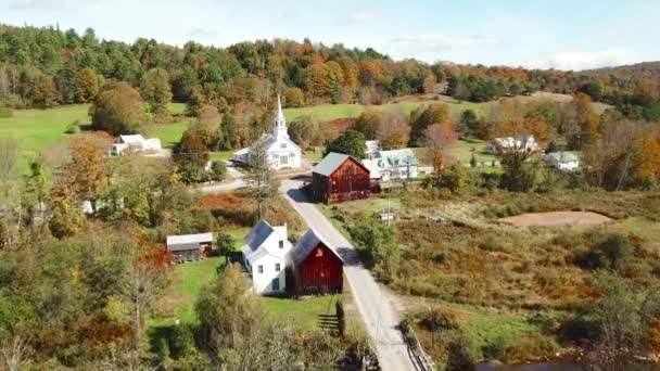 バーモント州の魅力的な小さな村のシーンの上空に教会 農場があります — ストック動画