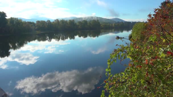 Uma Cena Rural Pitoresca Lado Lago Rio Nova Inglaterra — Vídeo de Stock