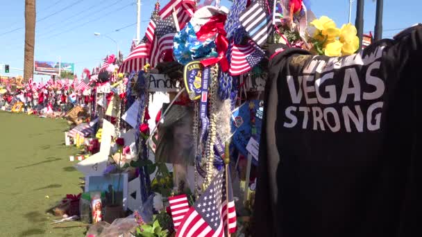 2017 Thousands Candles Signs Form Makeshift Memorial Base Welcome Las — Stock Video